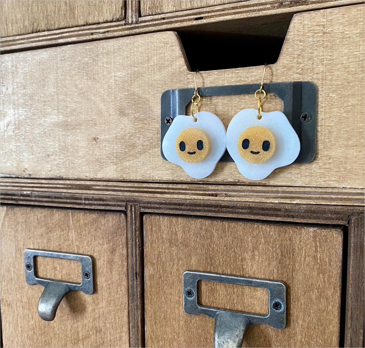 Resin earrings in the shape of fried eggs